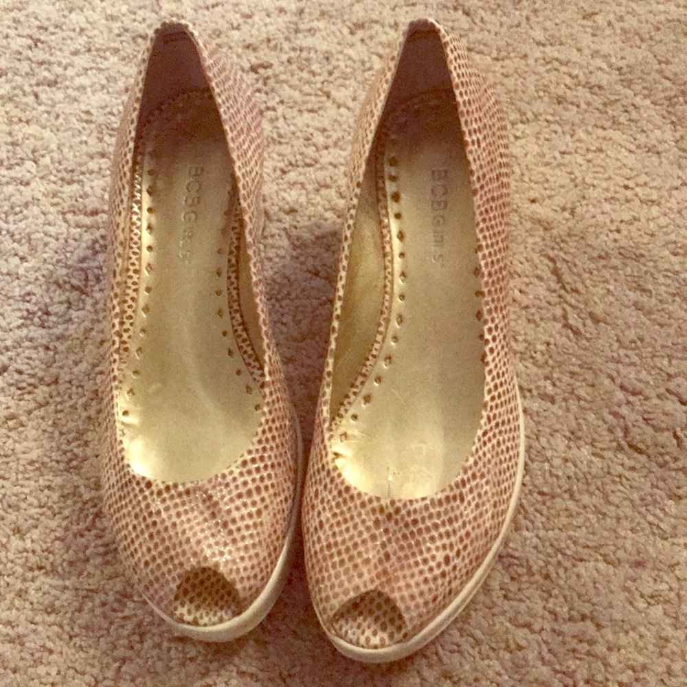 BCB girls fancy wedges. Soft gold print.